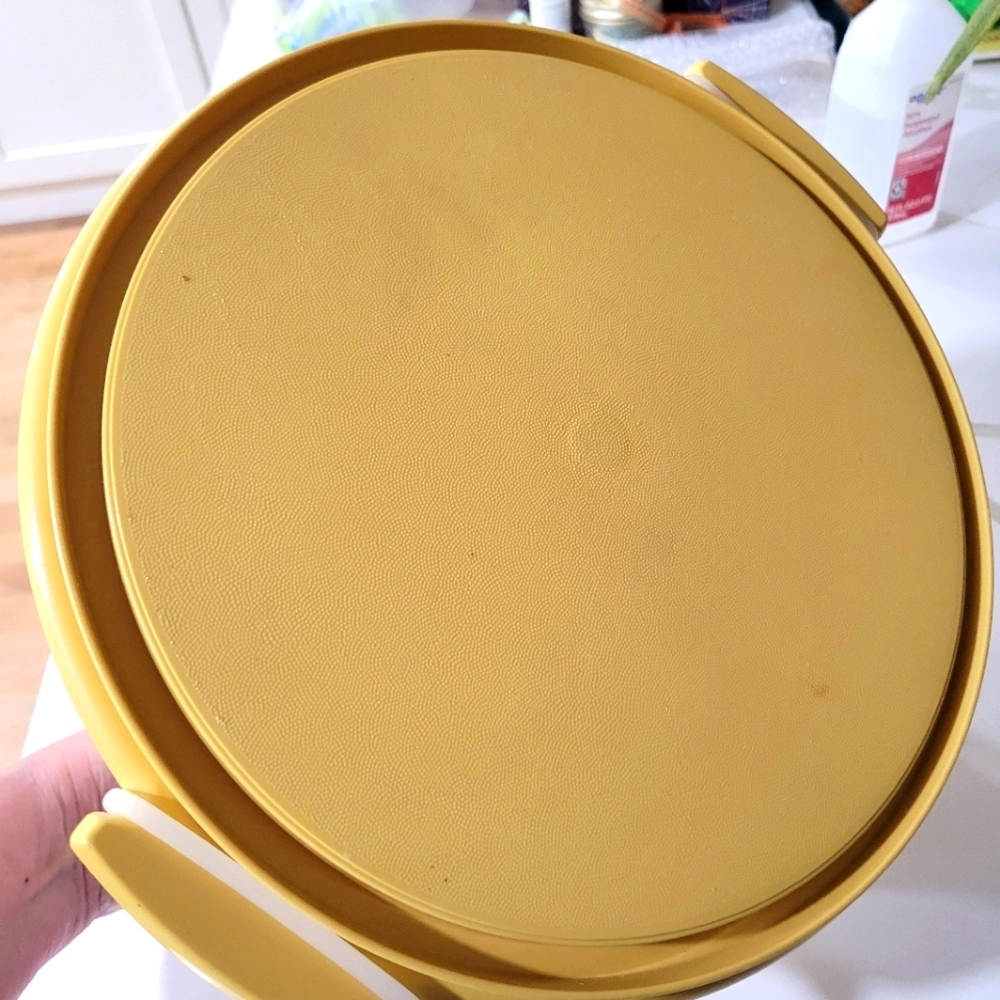 Tupperware Cake Taker - Picture 2 of 3